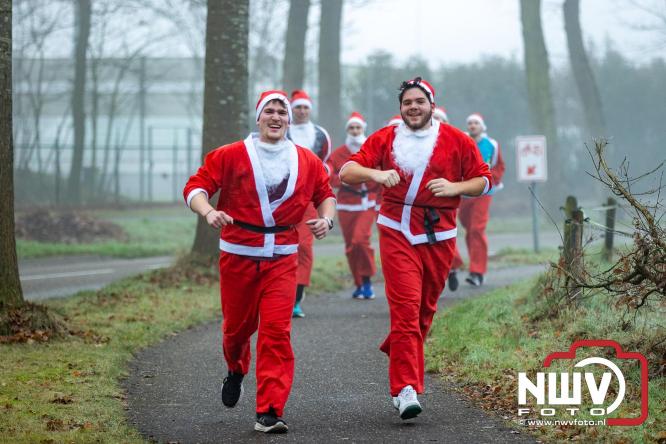 Meer dan 100 kerstmannen en vrouwen deden zaterdag morgen mee aan de Santa Run Oldebroek. - &copy; NWVFoto.nl
