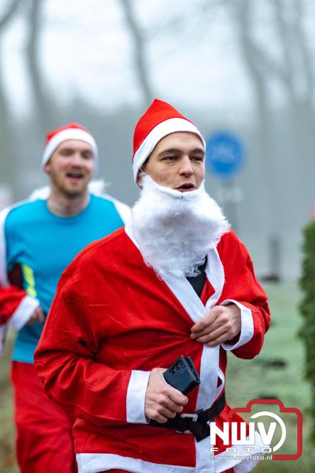 Meer dan 100 kerstmannen en vrouwen deden zaterdag morgen mee aan de Santa Run Oldebroek. - &copy; NWVFoto.nl