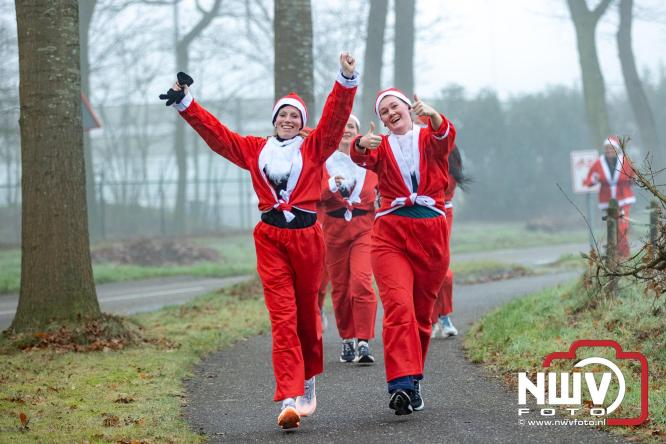 Meer dan 100 kerstmannen en vrouwen deden zaterdag morgen mee aan de Santa Run Oldebroek. - &copy; NWVFoto.nl
