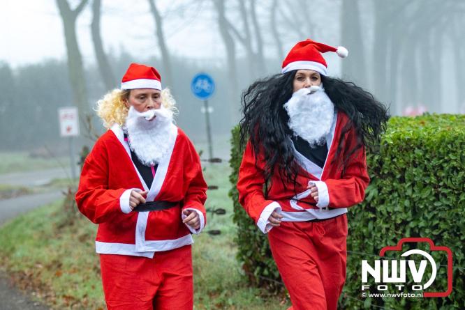 Meer dan 100 kerstmannen en vrouwen deden zaterdag morgen mee aan de Santa Run Oldebroek. - &copy; NWVFoto.nl