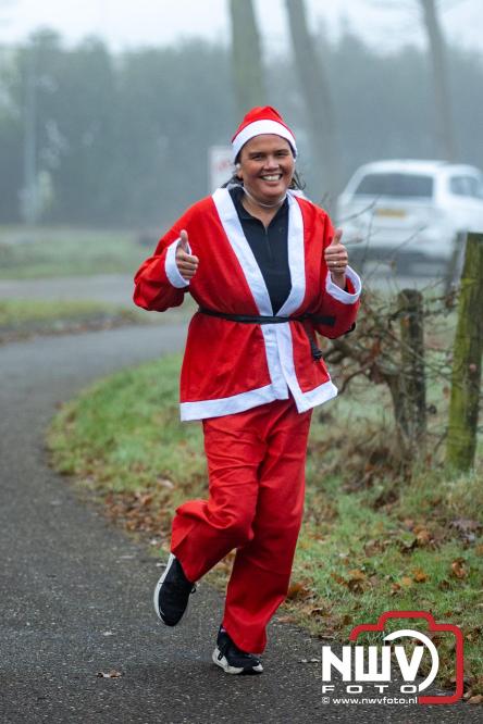 Meer dan 100 kerstmannen en vrouwen deden zaterdag morgen mee aan de Santa Run Oldebroek. - &copy; NWVFoto.nl