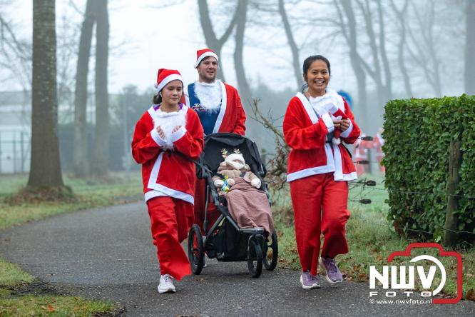 Meer dan 100 kerstmannen en vrouwen deden zaterdag morgen mee aan de Santa Run Oldebroek. - &copy; NWVFoto.nl