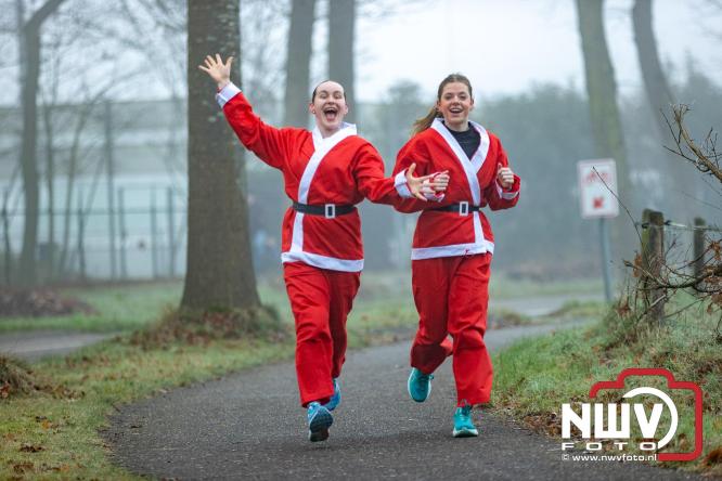 Meer dan 100 kerstmannen en vrouwen deden zaterdag morgen mee aan de Santa Run Oldebroek. - &copy; NWVFoto.nl