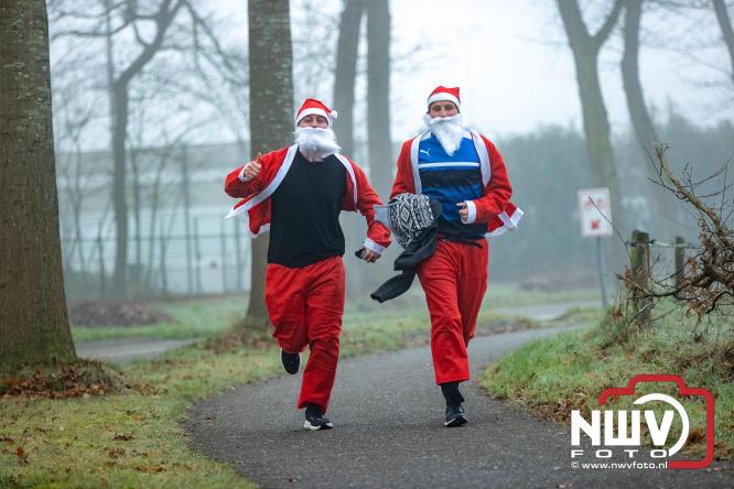 Meer dan 100 kerstmannen en vrouwen deden zaterdag morgen mee aan de Santa Run Oldebroek. - &copy; NWVFoto.nl