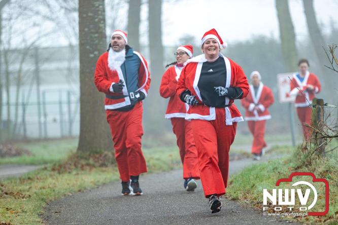 Meer dan 100 kerstmannen en vrouwen deden zaterdag morgen mee aan de Santa Run Oldebroek. - &copy; NWVFoto.nl