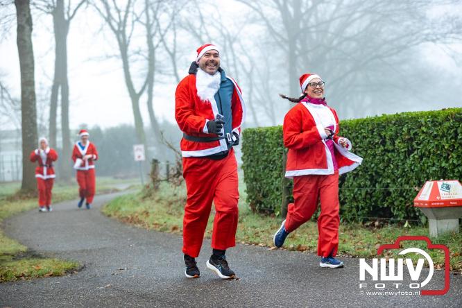 Meer dan 100 kerstmannen en vrouwen deden zaterdag morgen mee aan de Santa Run Oldebroek. - &copy; NWVFoto.nl