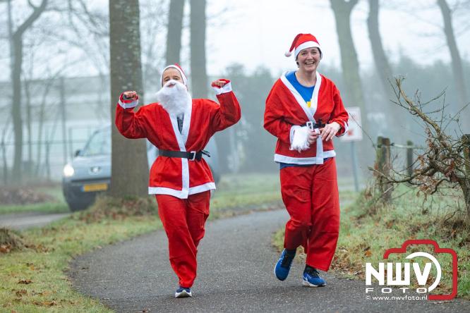 Meer dan 100 kerstmannen en vrouwen deden zaterdag morgen mee aan de Santa Run Oldebroek. - &copy; NWVFoto.nl