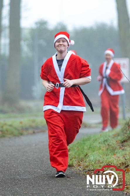 Meer dan 100 kerstmannen en vrouwen deden zaterdag morgen mee aan de Santa Run Oldebroek. - &copy; NWVFoto.nl