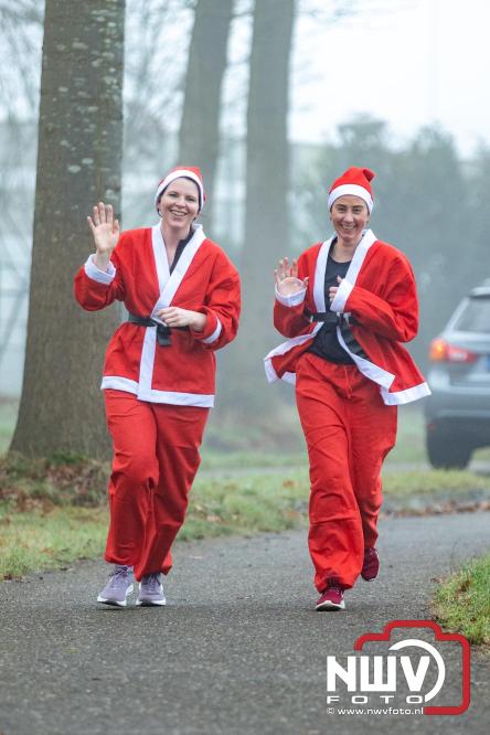 Meer dan 100 kerstmannen en vrouwen deden zaterdag morgen mee aan de Santa Run Oldebroek. - &copy; NWVFoto.nl