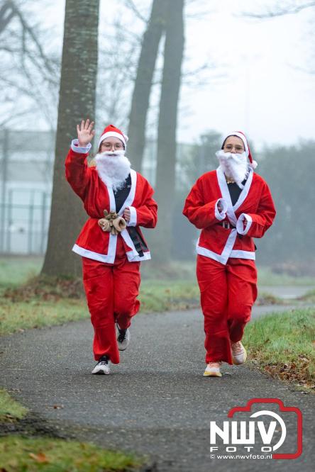 Meer dan 100 kerstmannen en vrouwen deden zaterdag morgen mee aan de Santa Run Oldebroek. - &copy; NWVFoto.nl