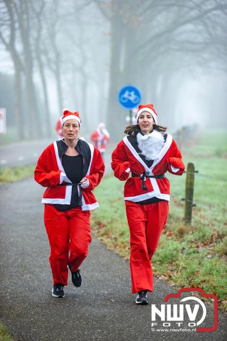 Meer dan 100 kerstmannen en vrouwen deden zaterdag morgen mee aan de Santa Run Oldebroek. - &copy; NWVFoto.nl