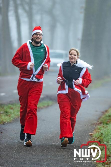 Meer dan 100 kerstmannen en vrouwen deden zaterdag morgen mee aan de Santa Run Oldebroek. - &copy; NWVFoto.nl