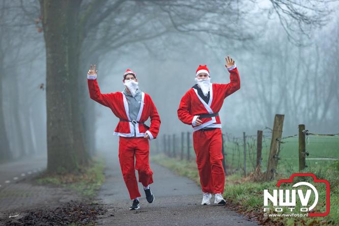 Meer dan 100 kerstmannen en vrouwen deden zaterdag morgen mee aan de Santa Run Oldebroek. - &copy; NWVFoto.nl