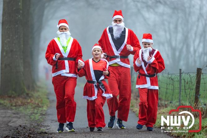 Meer dan 100 kerstmannen en vrouwen deden zaterdag morgen mee aan de Santa Run Oldebroek. - &copy; NWVFoto.nl