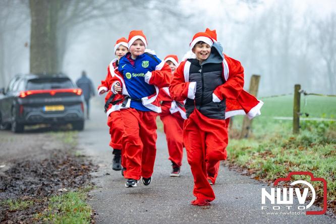 Meer dan 100 kerstmannen en vrouwen deden zaterdag morgen mee aan de Santa Run Oldebroek. - &copy; NWVFoto.nl