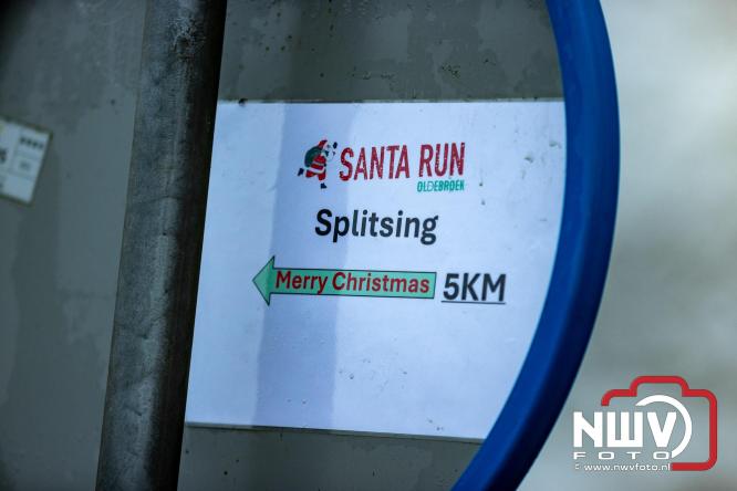 Meer dan 100 kerstmannen en vrouwen deden zaterdag morgen mee aan de Santa Run Oldebroek. - &copy; NWVFoto.nl