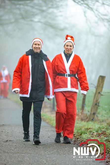 Meer dan 100 kerstmannen en vrouwen deden zaterdag morgen mee aan de Santa Run Oldebroek. - &copy; NWVFoto.nl