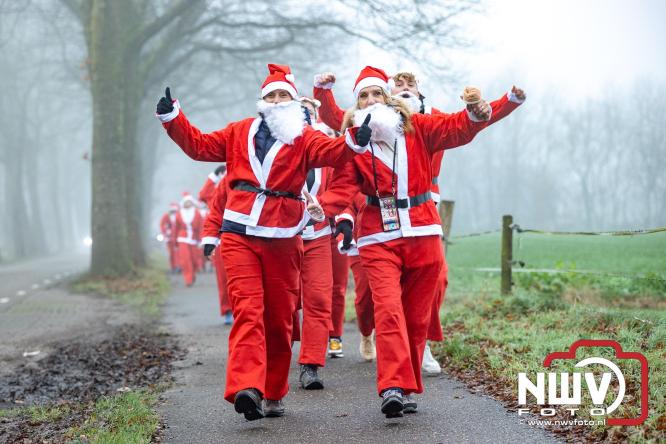 Meer dan 100 kerstmannen en vrouwen deden zaterdag morgen mee aan de Santa Run Oldebroek. - &copy; NWVFoto.nl