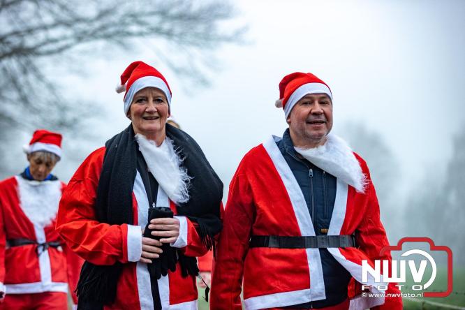 Meer dan 100 kerstmannen en vrouwen deden zaterdag morgen mee aan de Santa Run Oldebroek. - &copy; NWVFoto.nl