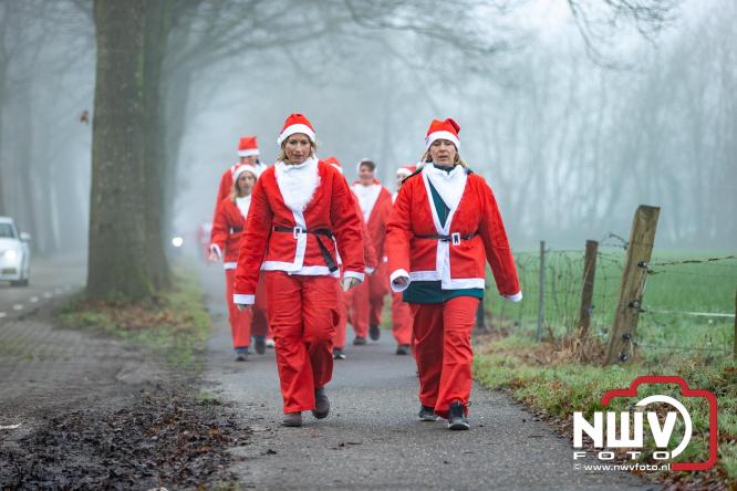 Meer dan 100 kerstmannen en vrouwen deden zaterdag morgen mee aan de Santa Run Oldebroek. - &copy; NWVFoto.nl