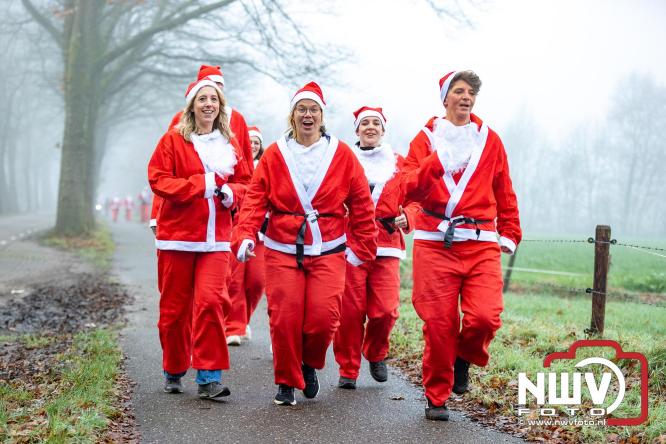 Meer dan 100 kerstmannen en vrouwen deden zaterdag morgen mee aan de Santa Run Oldebroek. - &copy; NWVFoto.nl