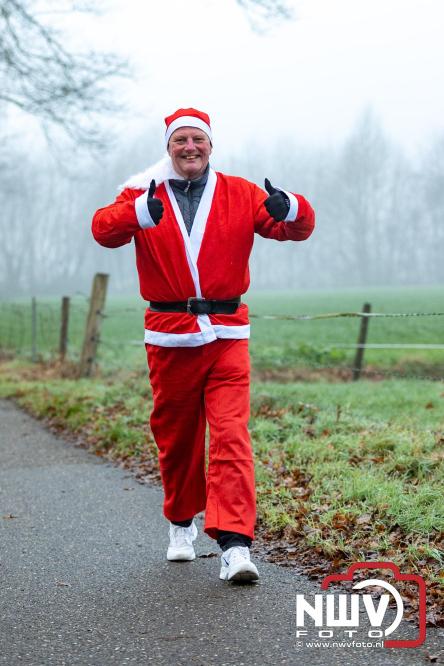Meer dan 100 kerstmannen en vrouwen deden zaterdag morgen mee aan de Santa Run Oldebroek. - &copy; NWVFoto.nl