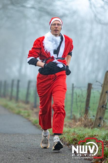 Meer dan 100 kerstmannen en vrouwen deden zaterdag morgen mee aan de Santa Run Oldebroek. - &copy; NWVFoto.nl