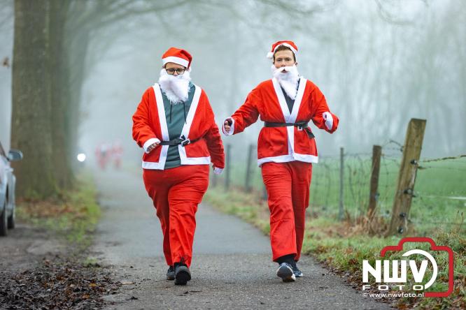 Meer dan 100 kerstmannen en vrouwen deden zaterdag morgen mee aan de Santa Run Oldebroek. - &copy; NWVFoto.nl