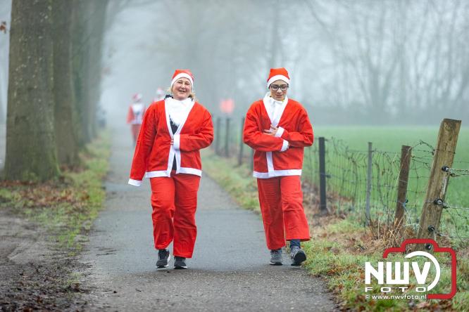 Meer dan 100 kerstmannen en vrouwen deden zaterdag morgen mee aan de Santa Run Oldebroek. - &copy; NWVFoto.nl