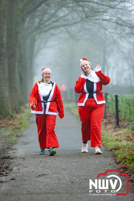 Meer dan 100 kerstmannen en vrouwen deden zaterdag morgen mee aan de Santa Run Oldebroek. - &copy; NWVFoto.nl