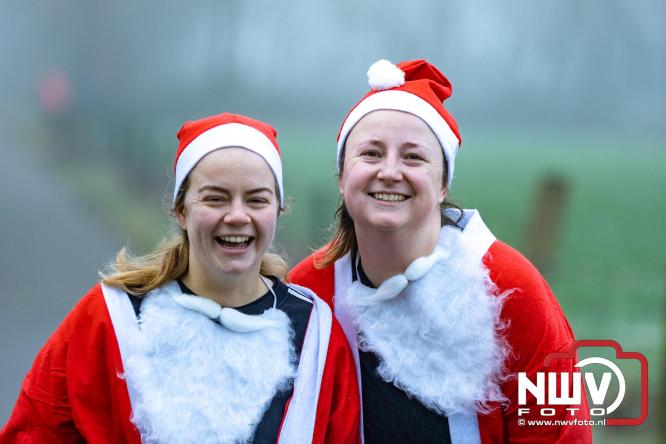 Meer dan 100 kerstmannen en vrouwen deden zaterdag morgen mee aan de Santa Run Oldebroek. - &copy; NWVFoto.nl