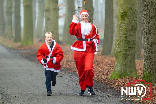 Meer dan 100 kerstmannen en vrouwen deden zaterdag morgen mee aan de Santa Run Oldebroek. - &copy; NWVFoto.nl