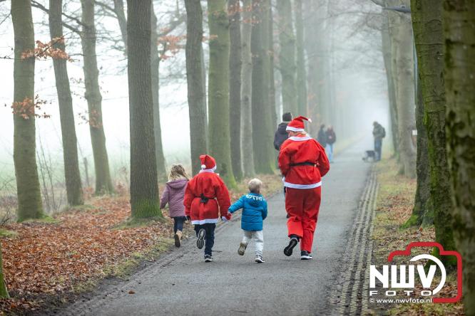 Meer dan 100 kerstmannen en vrouwen deden zaterdag morgen mee aan de Santa Run Oldebroek. - &copy; NWVFoto.nl