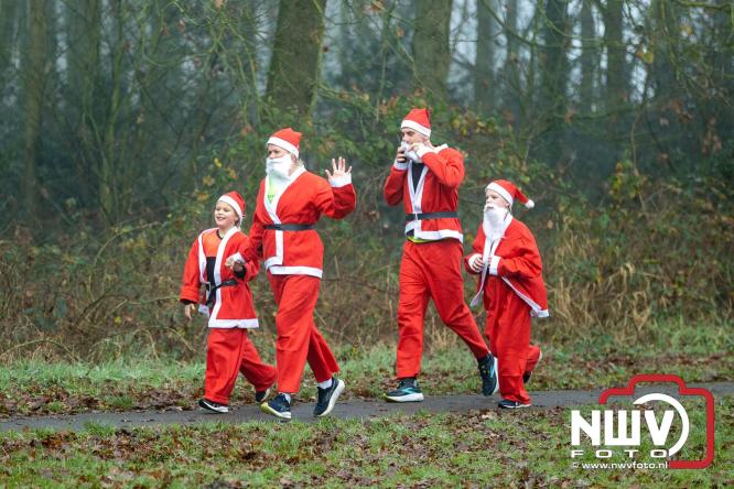 Meer dan 100 kerstmannen en vrouwen deden zaterdag morgen mee aan de Santa Run Oldebroek. - &copy; NWVFoto.nl