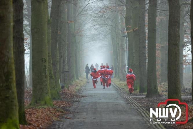 Meer dan 100 kerstmannen en vrouwen deden zaterdag morgen mee aan de Santa Run Oldebroek. - &copy; NWVFoto.nl
