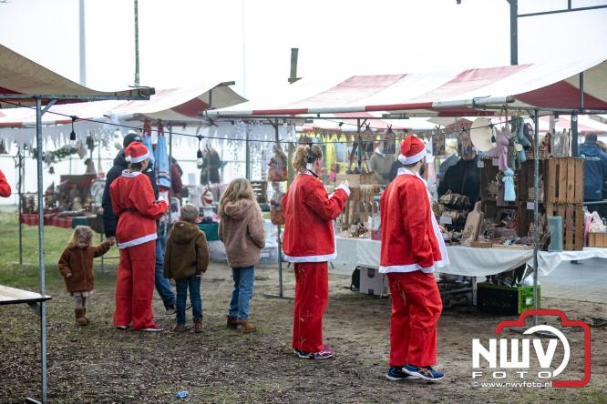 Meer dan 100 kerstmannen en vrouwen deden zaterdag morgen mee aan de Santa Run Oldebroek. - &copy; NWVFoto.nl