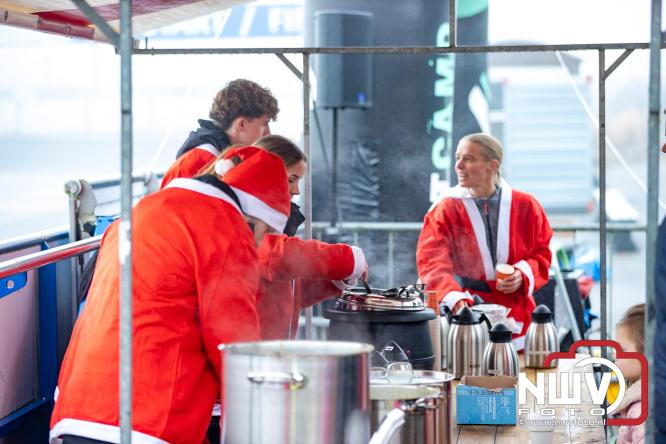 Meer dan 100 kerstmannen en vrouwen deden zaterdag morgen mee aan de Santa Run Oldebroek. - &copy; NWVFoto.nl