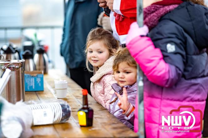 Meer dan 100 kerstmannen en vrouwen deden zaterdag morgen mee aan de Santa Run Oldebroek. - &copy; NWVFoto.nl