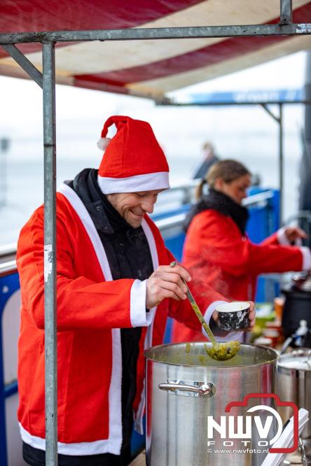 Meer dan 100 kerstmannen en vrouwen deden zaterdag morgen mee aan de Santa Run Oldebroek. - &copy; NWVFoto.nl