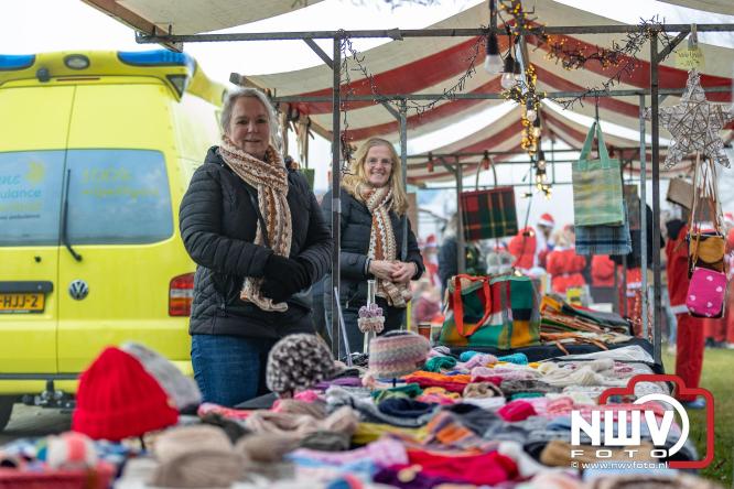 Meer dan 100 kerstmannen en vrouwen deden zaterdag morgen mee aan de Santa Run Oldebroek. - &copy; NWVFoto.nl