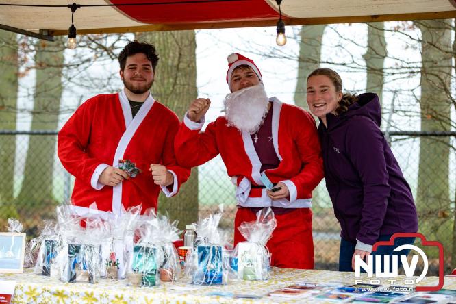 Meer dan 100 kerstmannen en vrouwen deden zaterdag morgen mee aan de Santa Run Oldebroek. - &copy; NWVFoto.nl