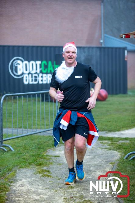 Meer dan 100 kerstmannen en vrouwen deden zaterdag morgen mee aan de Santa Run Oldebroek. - &copy; NWVFoto.nl