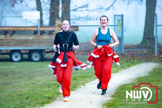 Meer dan 100 kerstmannen en vrouwen deden zaterdag morgen mee aan de Santa Run Oldebroek. - &copy; NWVFoto.nl