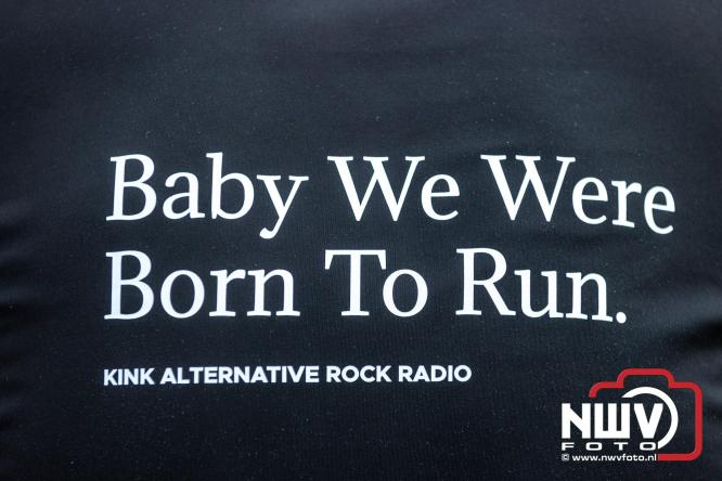 Meer dan 100 kerstmannen en vrouwen deden zaterdag morgen mee aan de Santa Run Oldebroek. - &copy; NWVFoto.nl