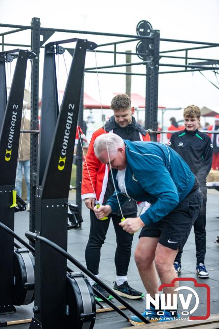Meer dan 100 kerstmannen en vrouwen deden zaterdag morgen mee aan de Santa Run Oldebroek. - &copy; NWVFoto.nl