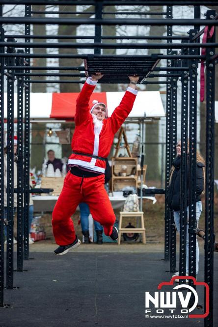 Meer dan 100 kerstmannen en vrouwen deden zaterdag morgen mee aan de Santa Run Oldebroek. - &copy; NWVFoto.nl