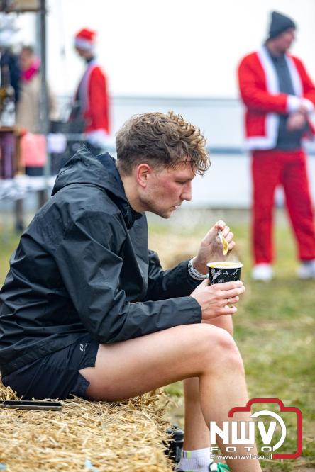 Meer dan 100 kerstmannen en vrouwen deden zaterdag morgen mee aan de Santa Run Oldebroek. - &copy; NWVFoto.nl