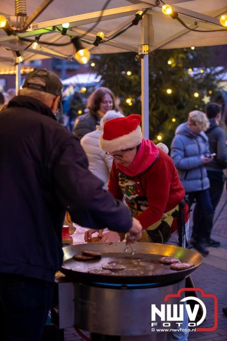 Winterfeest op ’t Harde zorgt voor warme gezelligheid. - &copy; NWVFoto.nl