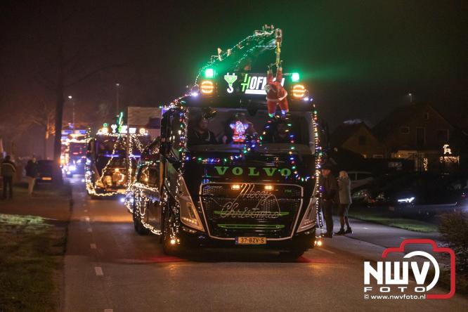 Tachtig trucks verlichten de gemeente Oldebroek tijdens de Truckers Lichtjesparade Oldebroek. - &copy; NWVFoto.nl