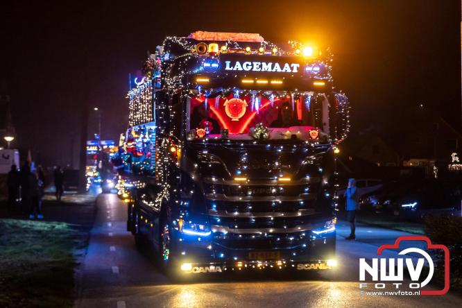 Tachtig trucks verlichten de gemeente Oldebroek tijdens de Truckers Lichtjesparade Oldebroek. - &copy; NWVFoto.nl